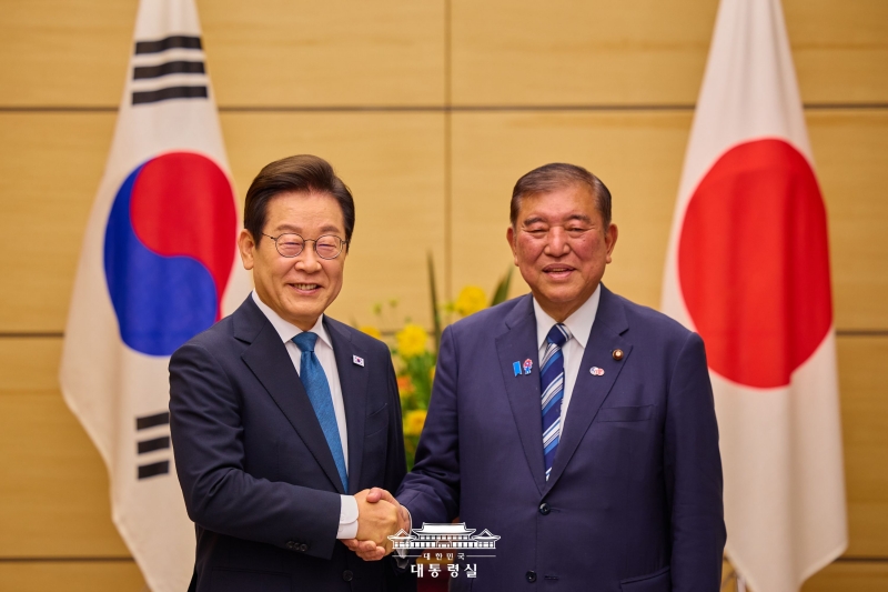 President Lee Jae Myung (left) and Japanese Prime Minister Shigeru Ishiba on Aug. 23 pose for photos at the summit venue of the latter's official residence in Tokyo.  