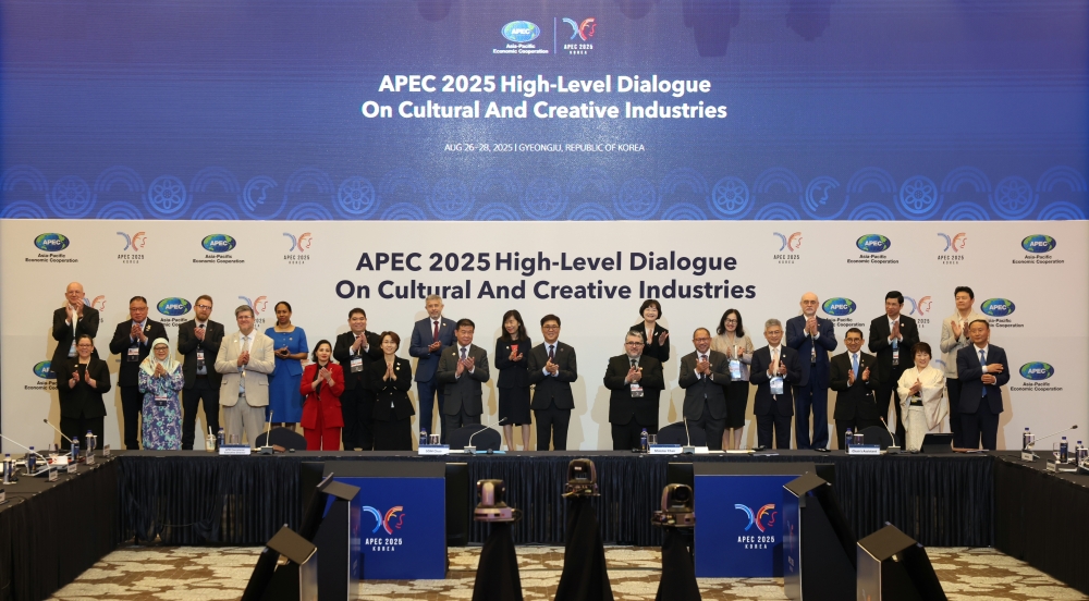 Minister of Culture, Sports and Tourism Chae Hwi-young (seventh from left in front row) on Aug. 27 takes a group photo with chief delegates from other member countries of the Asia-Pacific Economic Cooperation (APEC) at the opening ceremony for the APEC High-Level Dialogue on Cultural and Creative Industries at the hotel Hilton Gyeongju in Gyeongju, Gyeongsangbuk-do Province.  