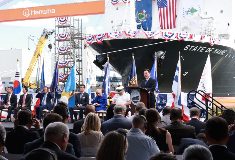 President Lee Jae Myung on Aug. 26 delivers a congratulatory speech at the christening ceremony of the State of Maine, a ship under the National Security Multi-mission Vessel program of the U.S. Department of Transportation, at Hanwha Philly Shipyard in Philadelphia. (Yonhap News)  