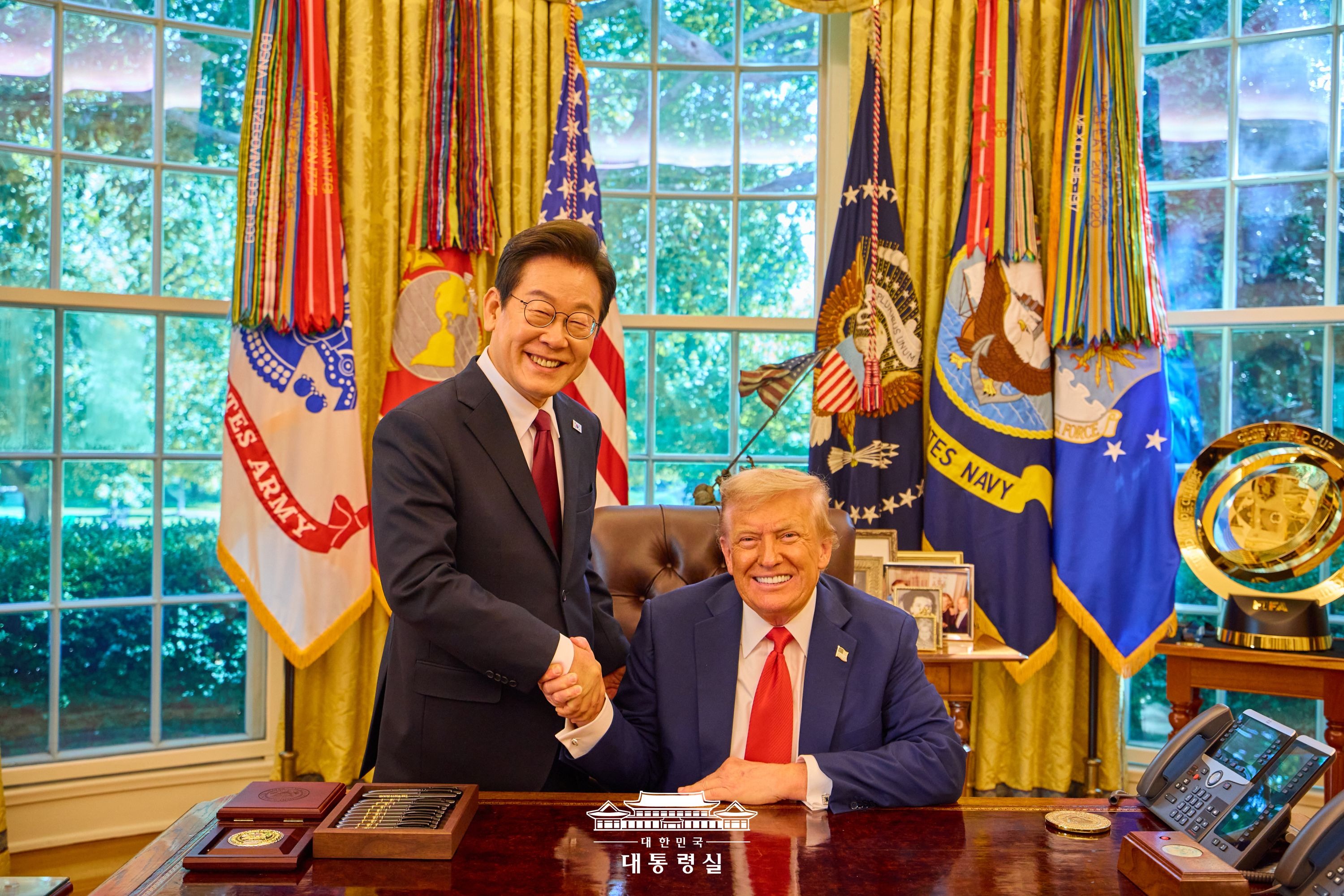 President Lee Jae Myung (left) on Aug. 25 poses for photos with U.S. President Donald Trump after their bilateral summit at the White House in Washington. (Office of the President)  
