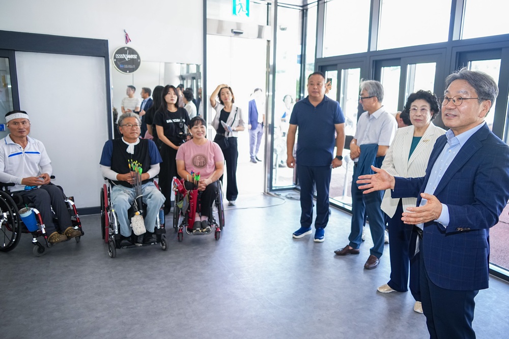 Gwangju Mayor Kang Gi-jung on Aug. 20 visits Gwangju International Archery Center in the city's Nam-gu District to encourage para competitors.  