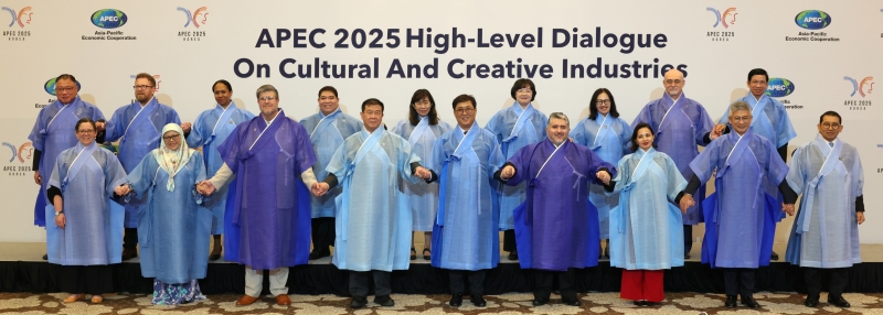 Clad in the traditional jacket durumagi, Minister of Culture, Sports and Tourism Chae Hwi-young (fifth from left in front row) on Aug. 27 poses for photos with attendees of the plenary session of the Asia-Pacific Economic Cooperation High-Level Dialogue on Cultural and Creative Industries at the hotel Hilton Gyeongju in Gyeongju, Gyeongsangbuk-do Province. 