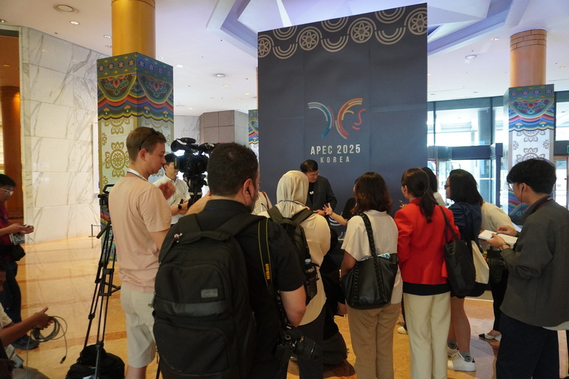 Park Jang Ho, director of the APEC Preparation and Support Office, on Aug. 27 responds to questions from foreign reporters at the hotel Hilton Gyeongju on the preparation status for the APEC Summit.