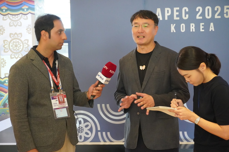 Arjun Samar Mahendran (left) from India's NDTV on Aug. 27 interviews Park Jang Ho (center), director of the APEC Preparation and Support Office, at the hotel Hilton Gyeongju.   