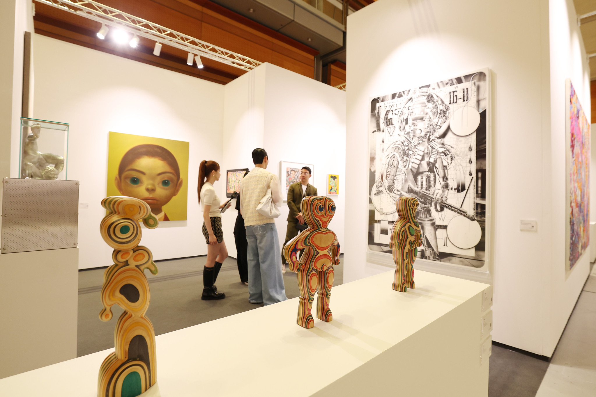 Visitors on Sept. 3 look around at the global art fair Frieze Seoul at COEX Mall in Seoul's Gangnam-gu District. (Lee Jeongwoo)