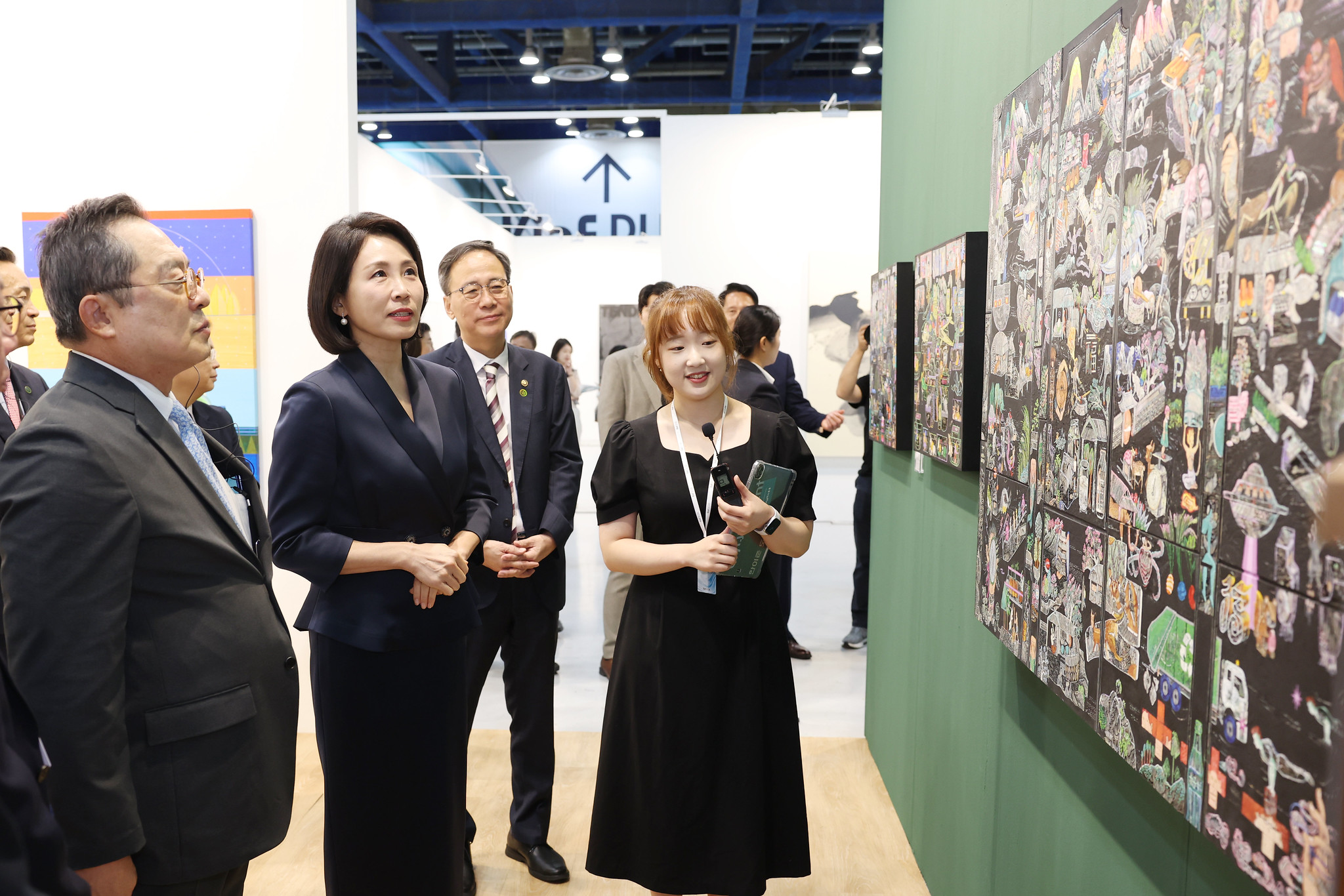 First lady Kim Hea Kyung on Sept. 3 listens to a guide at the Korea International Art Fair (KIAF) Seoul at COEX Mall in Seoul's Gangnam-gu District. (Lee Jeongwoo) 