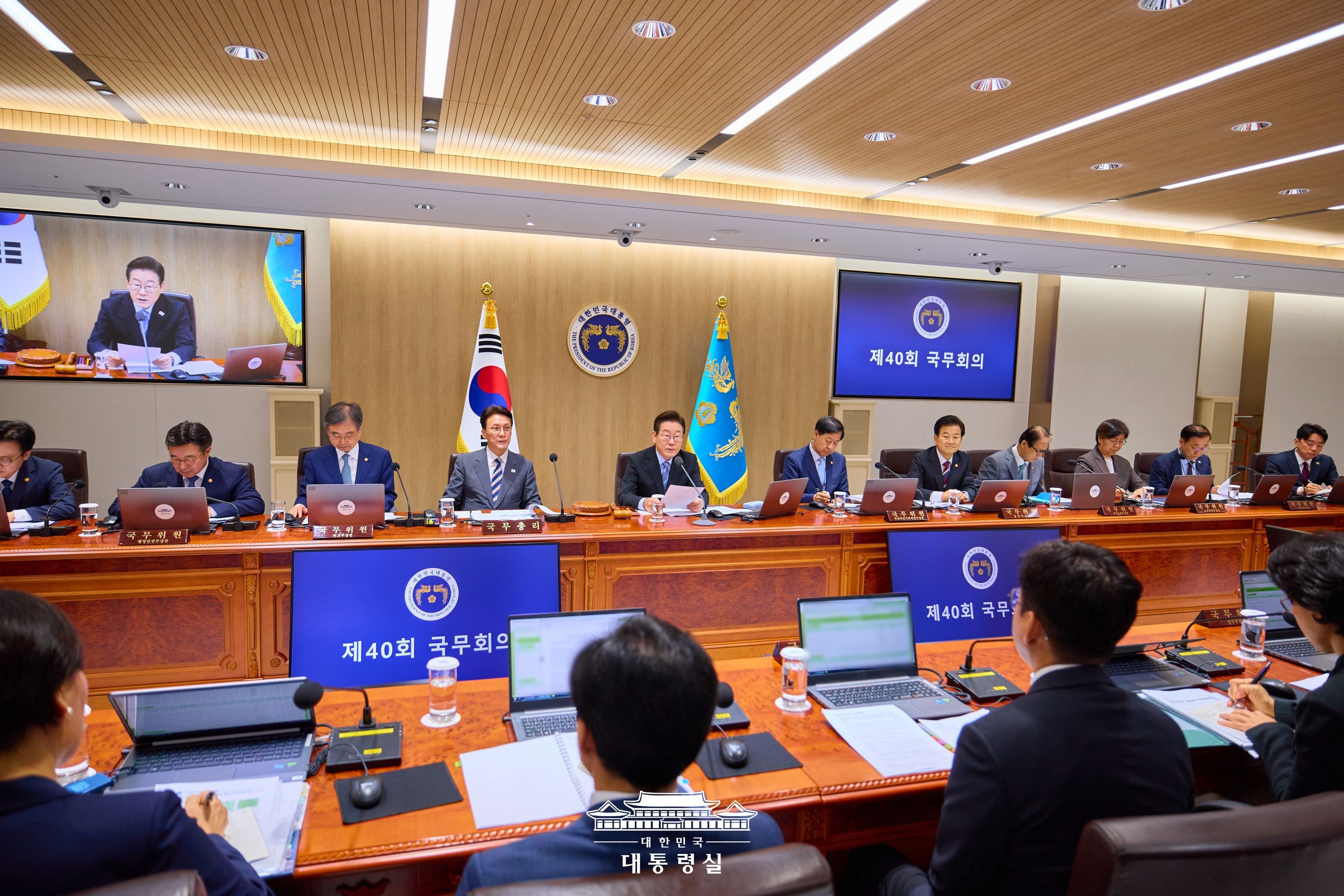President Lee Jae Myung (fifth from left) on Sept. 2 chairs a Cabinet meeting at the presidential office in Seoul. (Office of the President)  