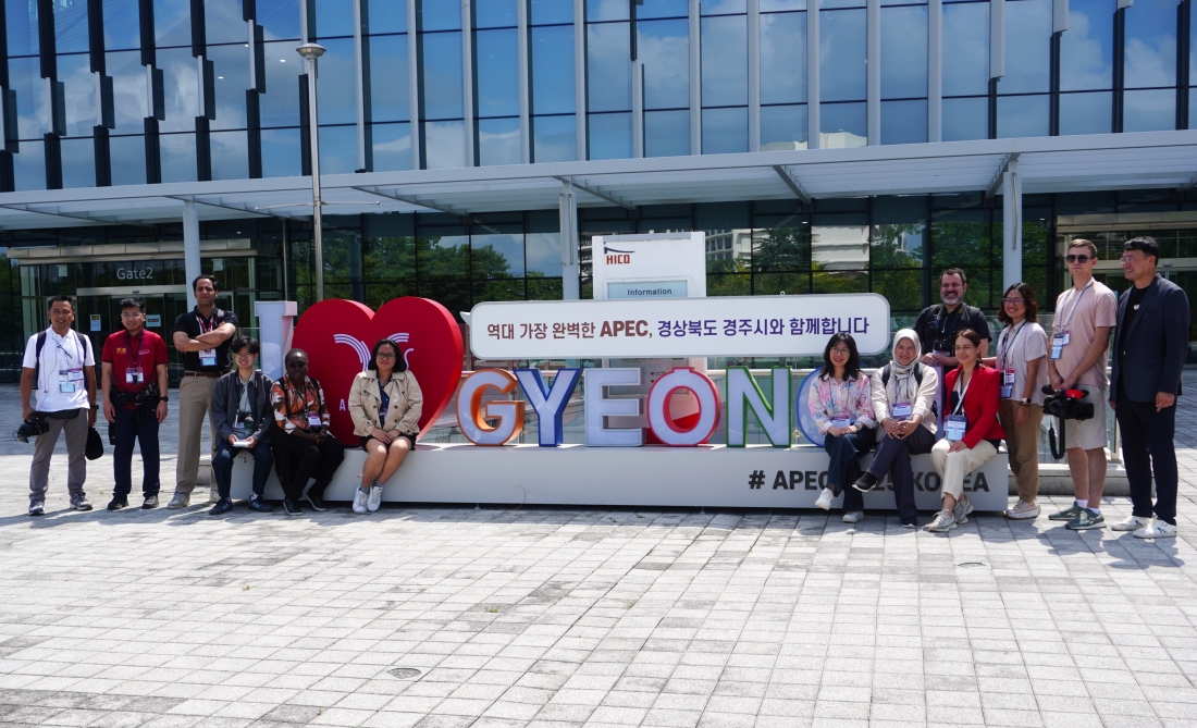 Twelve foreign correspondents from 10 countries last month stayed in Gyeongju, Gyeongsangbuk-do Province, for six days to cover the city's preparation for the Asia-Pacific Economic Cooperation Summit. 