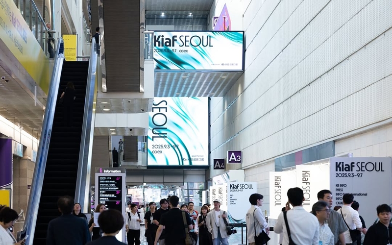 Kiaf SEOUL 2025 opens its 24th edition at COEX in Gangnam, gathering 176 galleries from over 20 countries under the theme ‘Resonance’, and welcoming 22 newcomers to the fair.