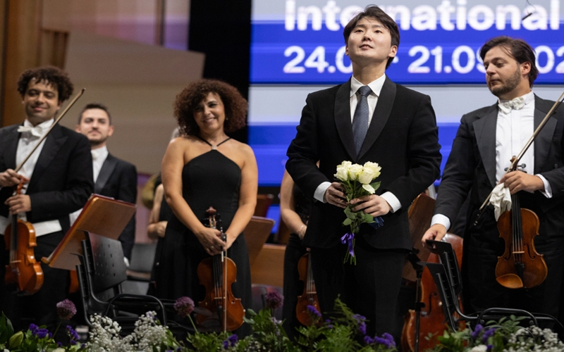 Pianist Seong-Jin Cho receives ovations and flowers from the audience after his Romanian debut. ©George Enescu International Festival 