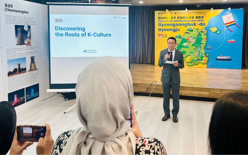 A representative from the Gyeongsangbuk-do Office in Jakarta giving a presentation on the 5-Han concept during the opening ceremony on July 21. (Hanum Nur Aprilia)