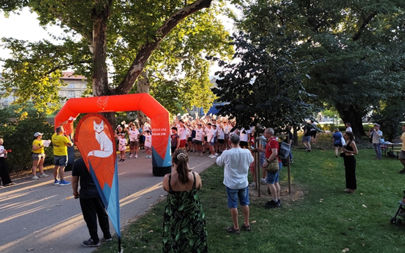 Runners ready to start the race holding Taegeukgi. Photo by András Hoppál.