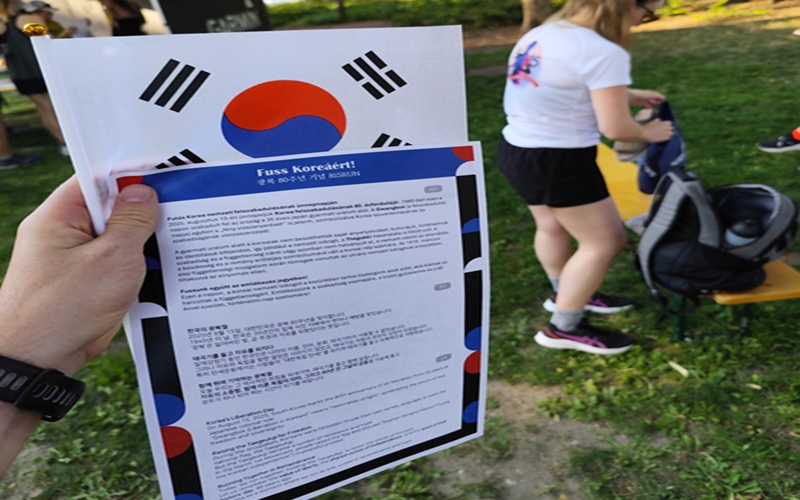 Event flyer with a runner preparing for the challenge: “Today, we ran together, holding Taegeukgi, to honour the voices of the past. Let us remember the value of liberty, the shared victory of independence, and the spirit of that historic day, 80 years ago. May this be a moment where we run as one, united in remembrance and hope.”  Photo by András Hoppál.