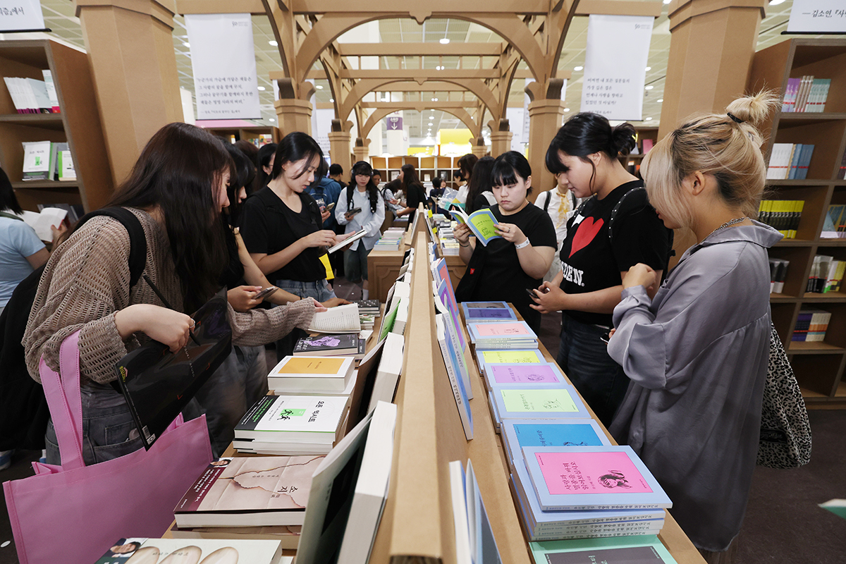The inaugural Korean Literature Festival is slated from Sept. 12-25 at several venues nationwide including the Daehangno (Daehakro) neighborhood of Seoul's Jongno-gu District. Shown is a scene from the Seoul International Book Fair on June 18 at COEX Mall in Seoul's Gangnam-gu District. (Lee Jeongwoo)