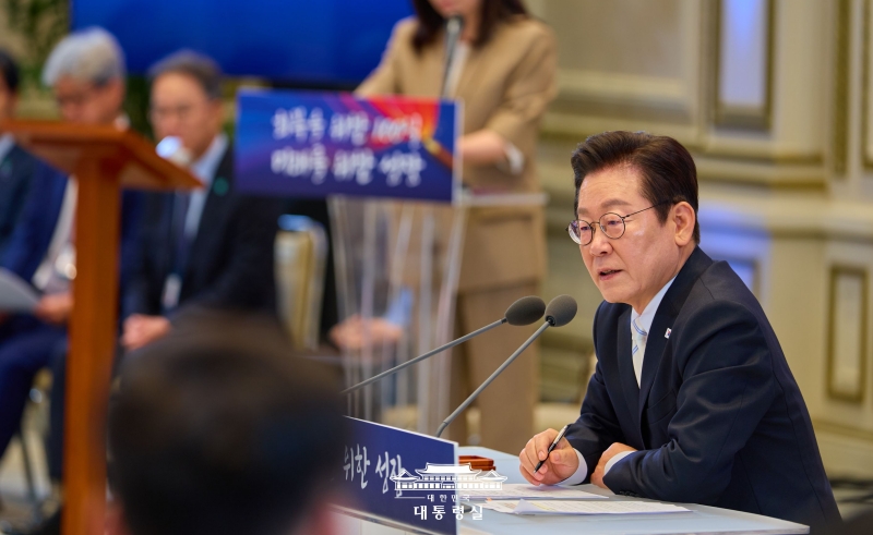 President Lee Jae Myung on Sept. 11 speaks at a news conference to mark his 100th day in office at the state guesthouse Yeongbingwan of Cheong Wa Dae in central Seoul. (Office of the President) 