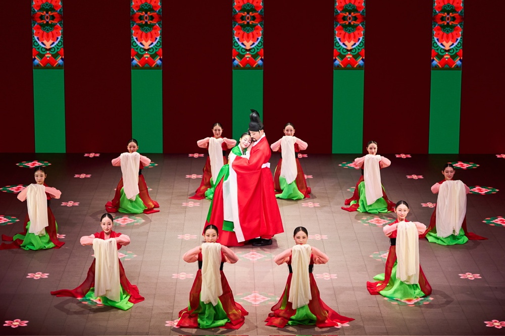 This scene is from the National Jeongdong Theater of Korea's creative traditional performance 