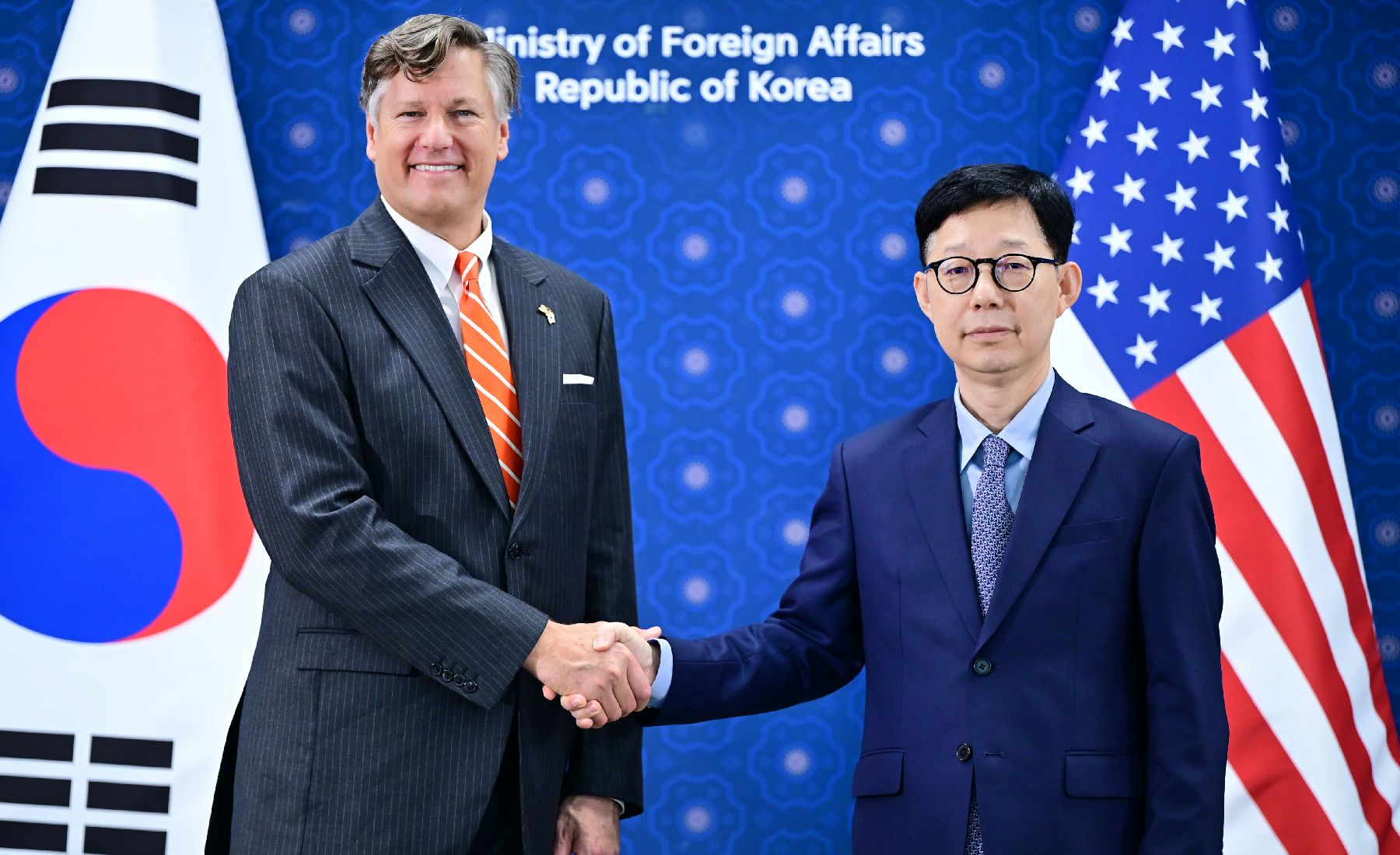 First Vice Minister of Foreign Affairs Park Yoon-joo (right) and Deputy U.S. Secretary of State Christopher Landau on Sept. 14 shake hands before their bilateral talks at the Ministry of Foreign Affairs in Seoul's Jongno-gu District. (Ministry of Foreign Affairs)