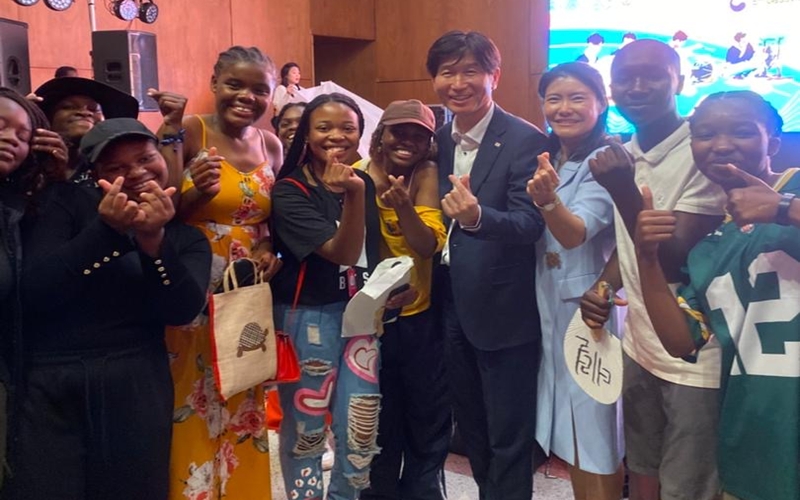 Group photo with Ambassador Park and his wife