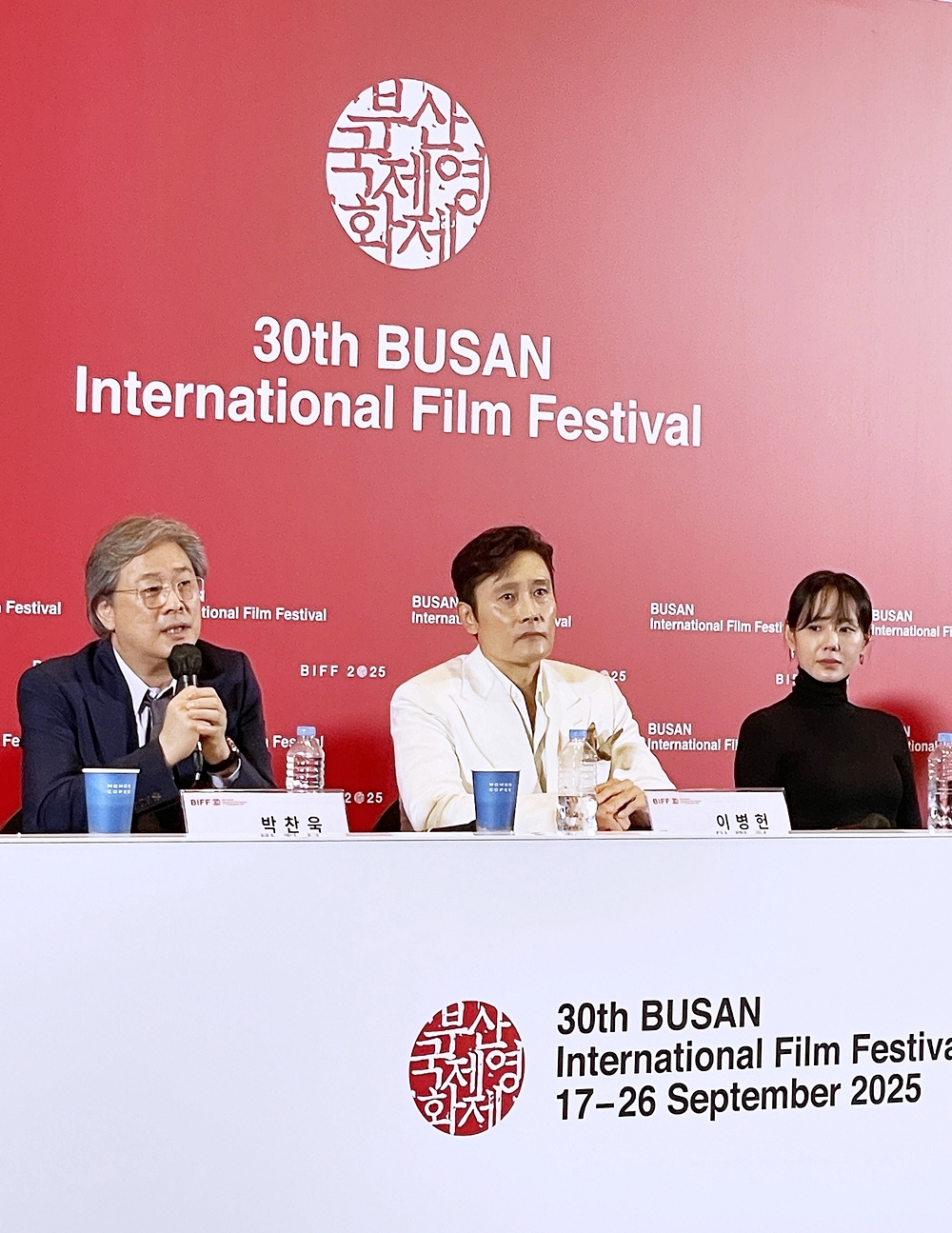 Director Park Chan-wook (left) on Sept. 17 answers questions at the news conference for his latest work 