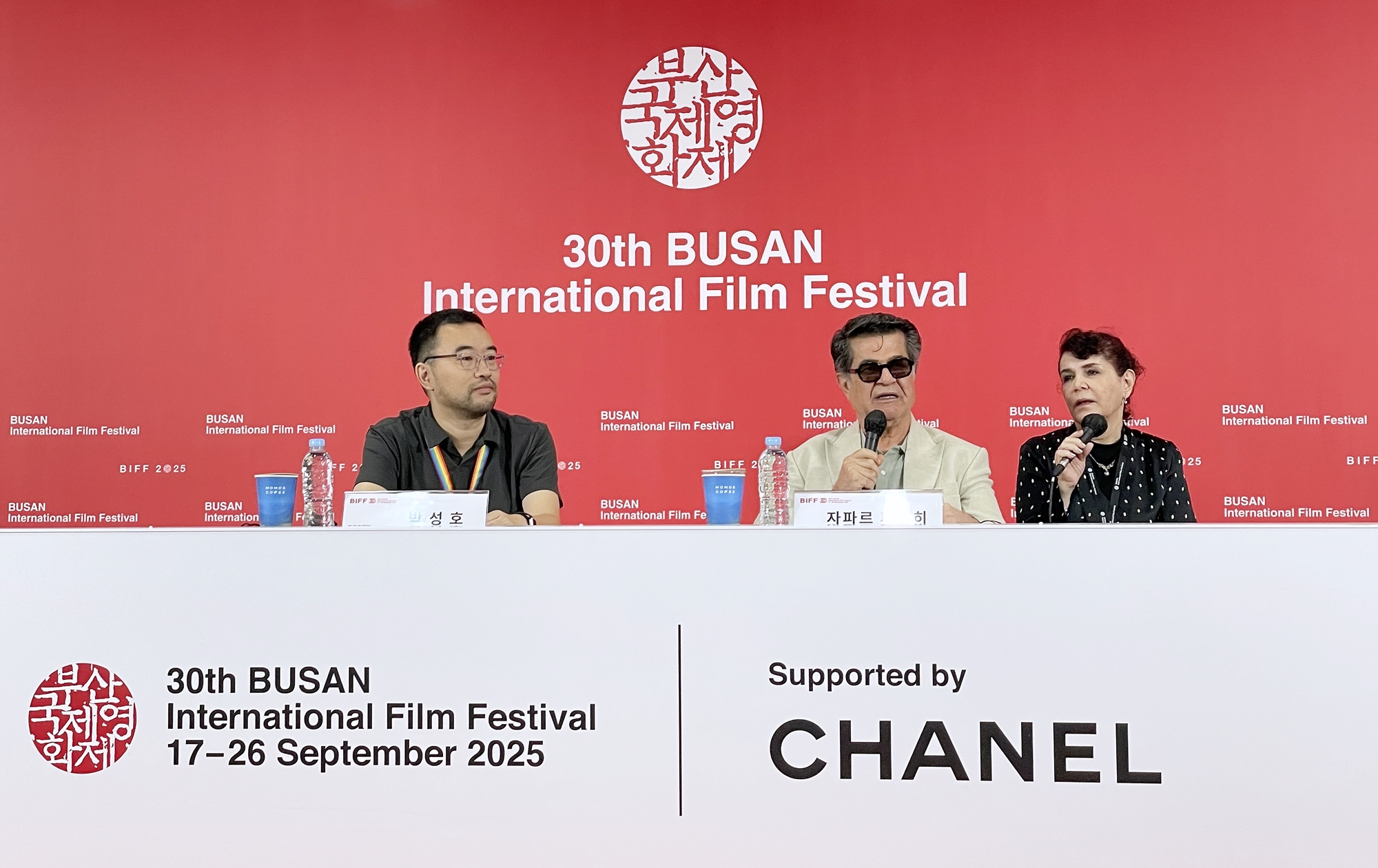 Iranian filmmaker Jafar Panahi (second from left) on Sept. 18 answers questions at a news conference held at BIFF Hill of Busan Cinema Center in Busan's Haeundae-gu District. (Xu Aiying)