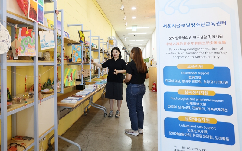 Shin Hye Young, director of the Seoul Global Youth Education Center, on Sept. 11 shows works created by youth through club activities at the facility in Seoul's Yeongdeungpo-gu District. 