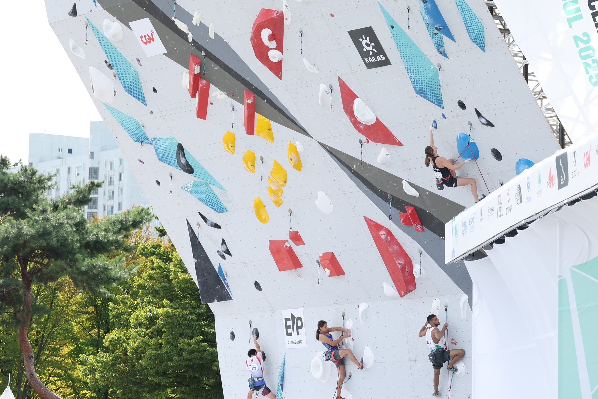 Athletes on Sept. 22 compete in the preliminaries of the International Federation of Sport Climbing Climbing World Championships at Han-Eul Square of Olympic Park in Seoul's Songpa-gu District. (Lee Jeongwoo)  