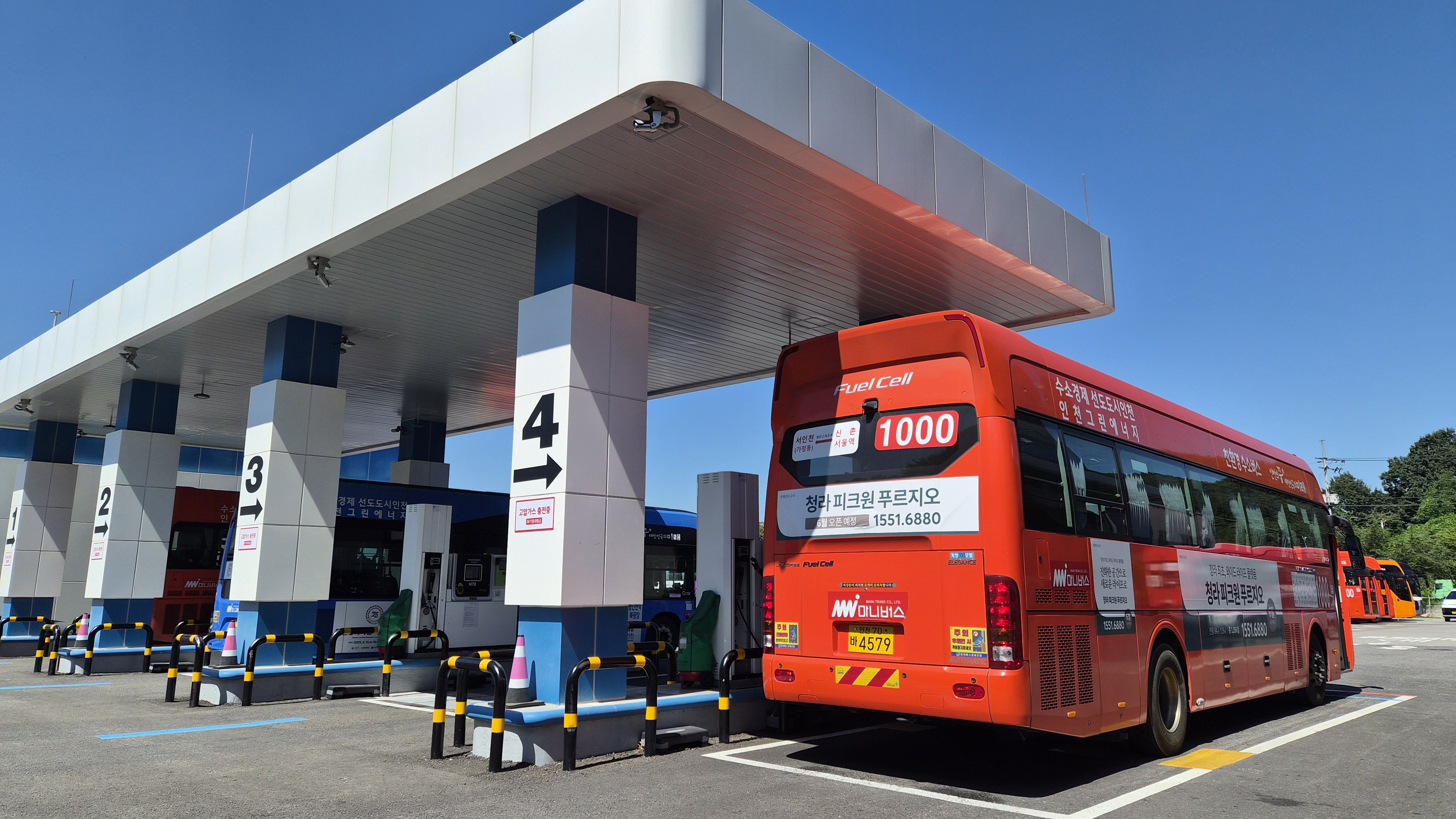 A hydrogen bus on Oct. 10 is being charged at the world's largest liquid hydrogen plant in the Gyeongseo-dong neighborhood of Incheon's Seo-gu District. When the vehicle is started, it makes a quieter whirring sound and a wind-like noise while driving. (SK Innovation) 