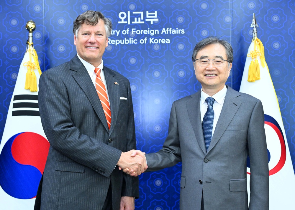 Minister of Foreign Affairs Cho Hyun (right) on Sept. 19 in an interview with the daily Hankyoreh said he reached a basic agreement with the U.S. to ease restrictions on uranium enrichment and reprocessing spent nuclear fuel. He is shown on Sept. 14 with U.S. Deputy Secretary of State Christopher Landau at the Ministry of Foreign Affairs compound at Government Complex-Seoul in Seoul's Jongno-gu District (Ministry of Foreign Affairs)