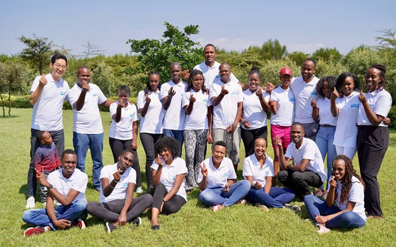 Steven Sungyong Heo (standing, left) in 2020 with the cohort of the 