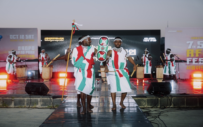 Burundian group Ibanga, winner of Africa's Got Talent (now Asia Africa Talent Award) at the 6th Seoul Africa Festival, gives a drum performance at the festival's 7th edition, held in October 2024 at Banpo Hangang Park. (Africa Insight)