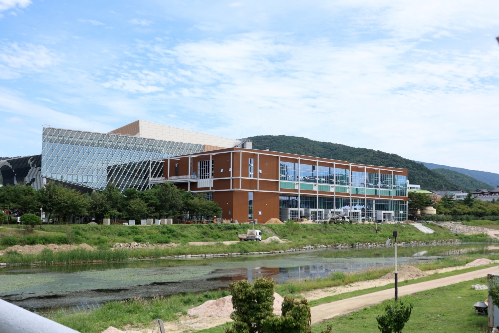 This is the International Media Center located next to the Gyeongju Hwabaek Convention Center, and both buildings will be connected by a path after the APEC Summit. 