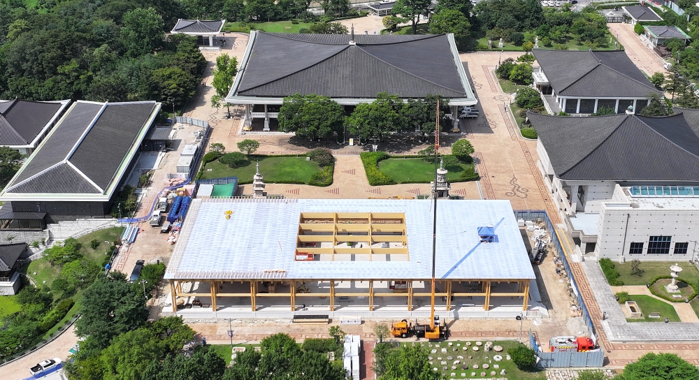 A space under construction at the courtyard of Gyeongju National Museum in Gyeongju, Gyeongsangbuk-do Province, will serve as a networking venue for businesspeople and heads of state during the APEC CEO Summit. 