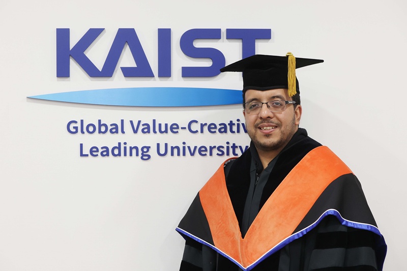 A new visa category seeks to woo foreign talent in science and technology. Shown is Syed Sheraz Ali, a Pakistani national who graduated this year with a Ph.D. in mechanical engineering from the Korea Advanced Institute of Science and Technology (KAIST). (KAIST) 