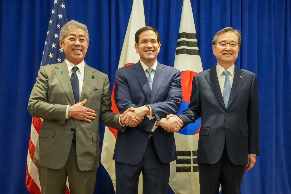 Minister of Foreign Affairs Cho Hyun (third from left), visiting New York to attend the United Nations General Assembly, on Sept. 22 poses for photos with U.S. Secretary of State Marco Rubio (center) and Japanese Minister of Foreign Affairs Takeshi Iwaya at their summit. (Ministry of Foreign Affairs)  