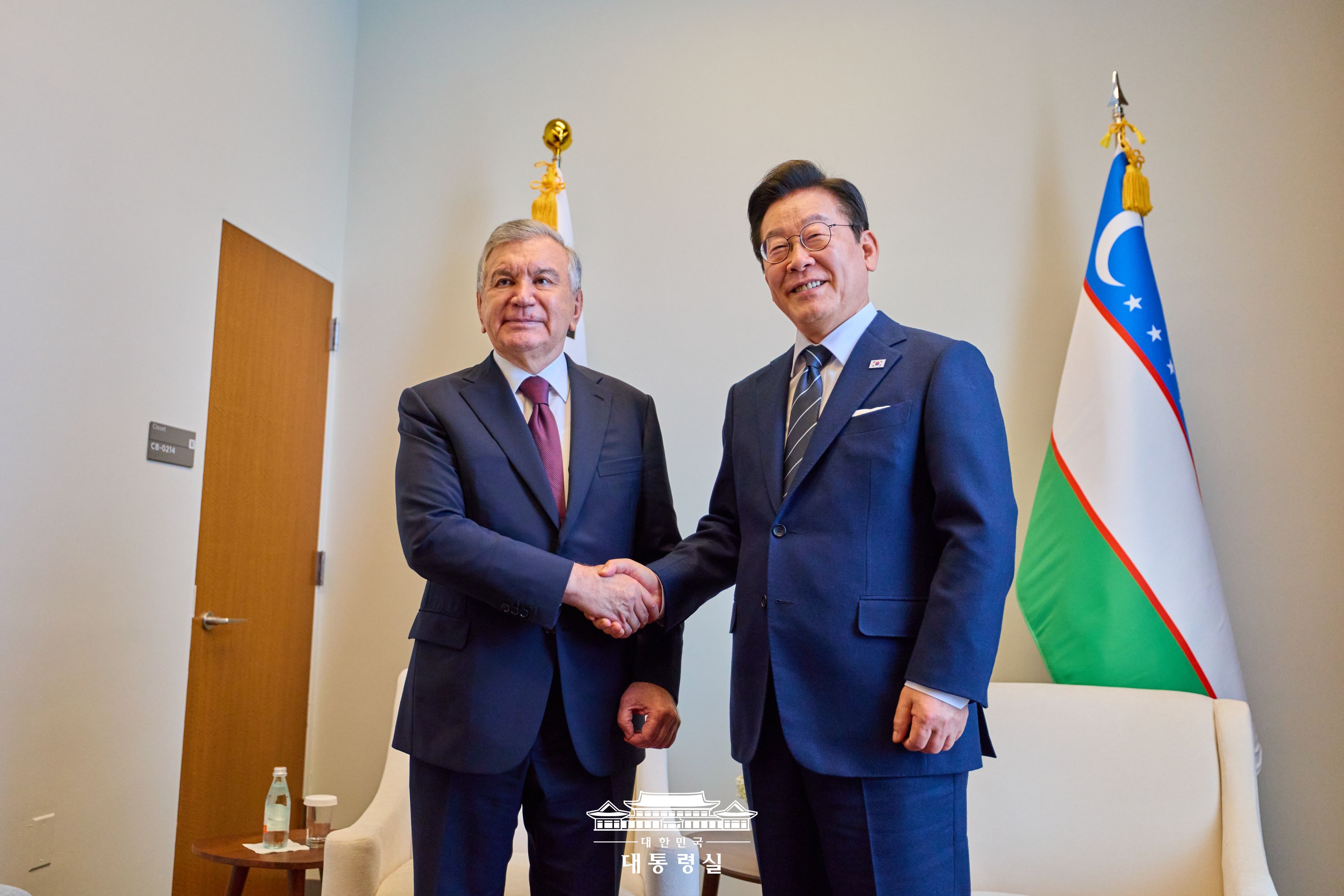 ▲ 이재명 대통령(오른쪽)과 샤브카트 미르지요예프 우즈베키스탄 대통령이 23일(현지 시간) 미국 뉴욕 유엔본부에서 정상회담에 앞서 악수하고 있다. 대한민국 대통령실