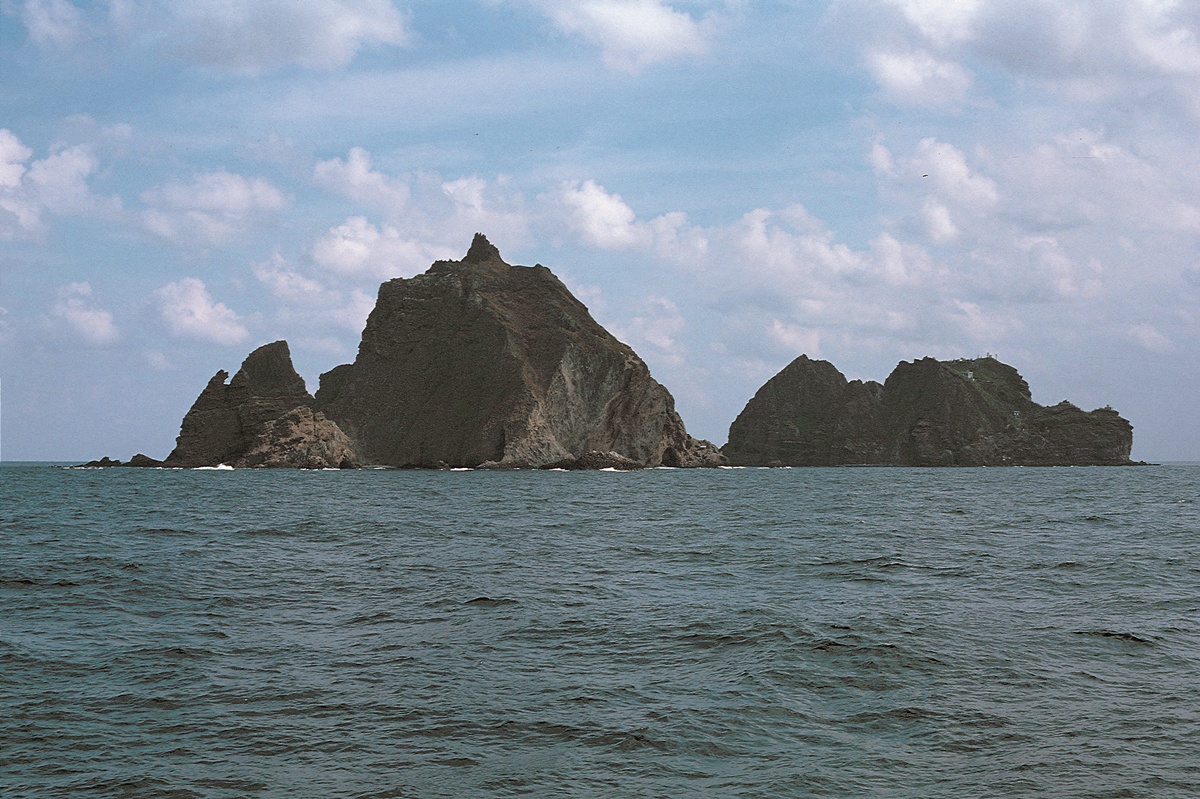 Dokdo Island comprises the two main islets of Dongdo (East Island) and Seodo (West Island) and 89 small rocks. (iClickArt) (Unauthorized reproduction and redistribution of this image is prohibited under copyright law.)  