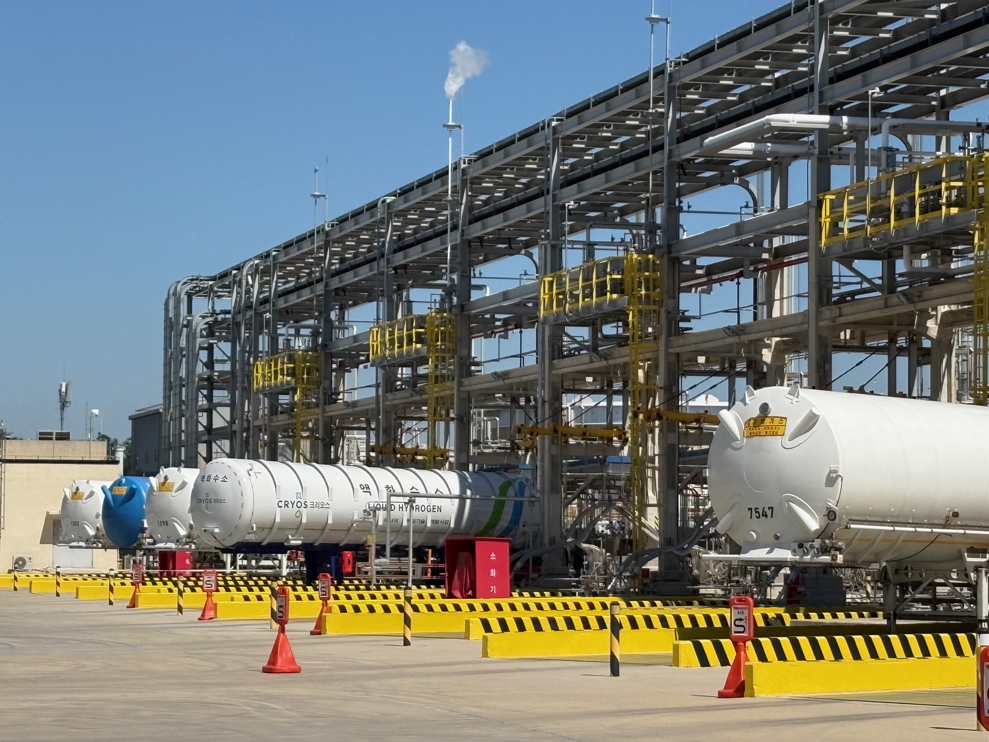 This is the loading area of SK E&S' liquid hydrogen plant at SK Incheon Petrochem's site in Incheon's Seo-gu District. After undergoing refining and liquefaction, the liquid hydrogen is stored in six storage tanks that each weighs 20 tons and transported in volume of up to 90 tons daily using 12 pieces of equipment. (Charles Audouin)r