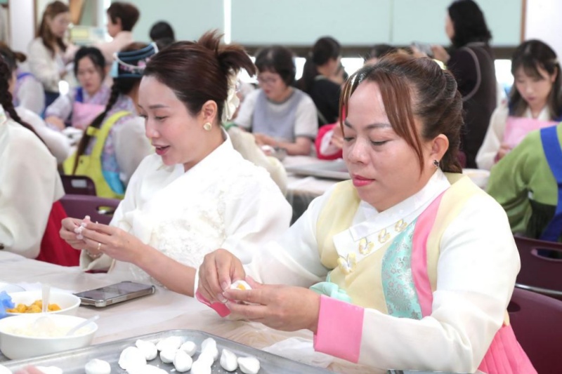 Marriage immigrants on Sept. 29 wear Hanbok (traditional clothing) in a program to make songpyeon (half moon-shaped rice cakes) for Chuseok (Korean Thanksgiving) at the Family Center in Chuncheon, Gangwon-do Province. (Family Center in Chuncheon) 
