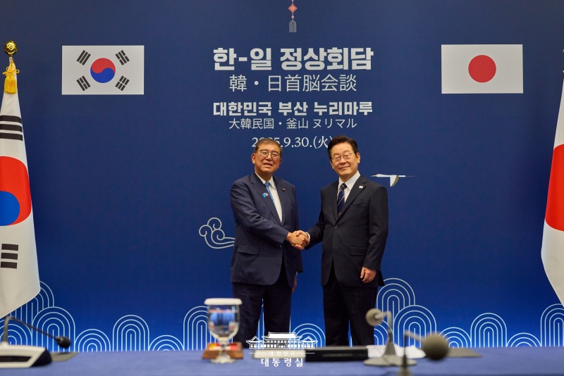 President Lee Jae Myung (right) and Japanese Prime Minister Shigeru Ishiba on Sept. 30 shake hands at their bilateral summit held at Nurimaru APEC House in Busan's Haeundae-gu District. (Office of the President)  