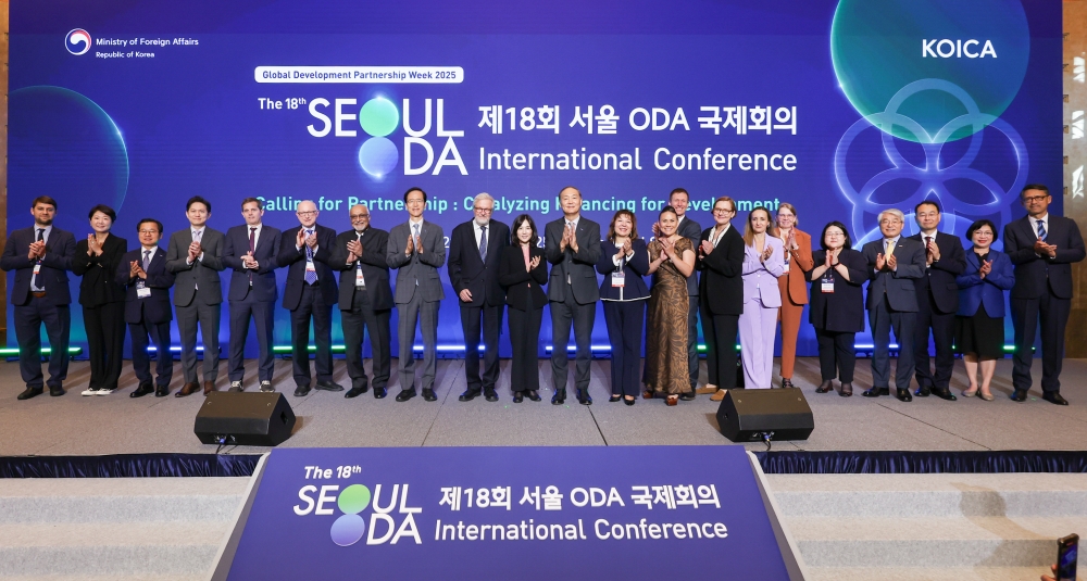 Representatives who attended the 18th Seoul ODA (Official Development Assistance) International Conference on Sept. 29 pose for a group photo at Lotte Hotel Seoul in Seoul&rsquo;s Jung-gu District (Ministry of Foreign Affairs)