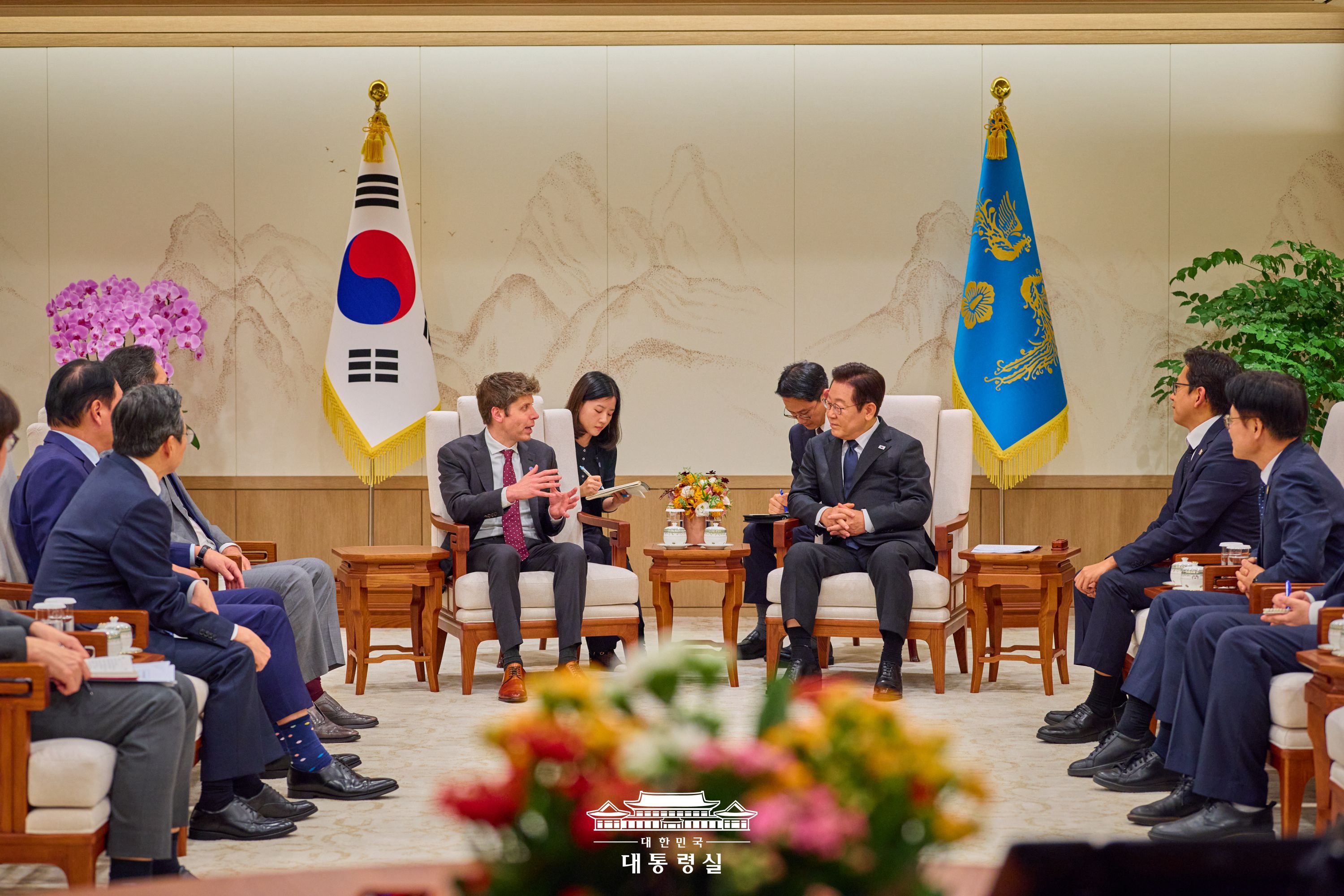 President Lee Jae Myung (right) on Oct. 1 speaks to OpenAI CEO Sam Altman at the Office of the President in Seoul. (Office of the President)   