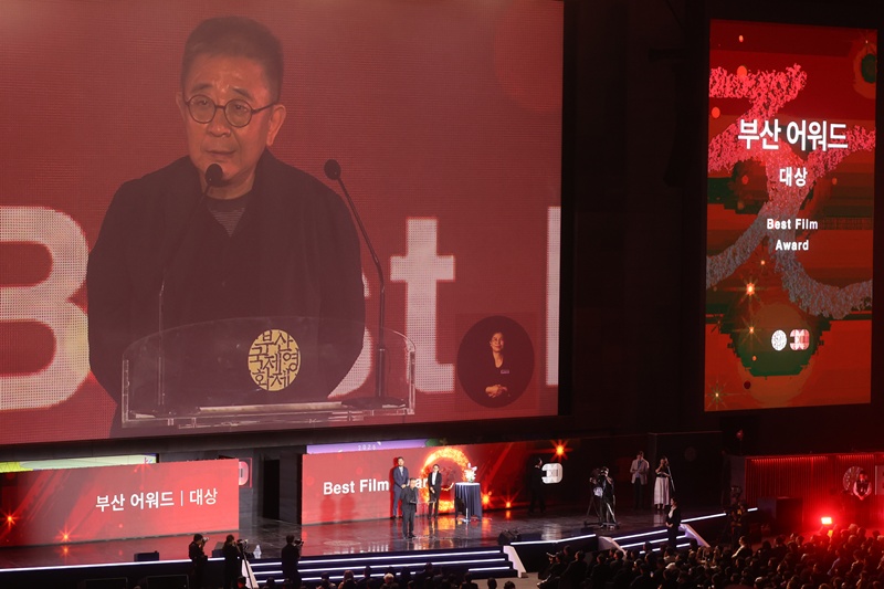  Zhang Lu (Jang Ryul), a third-generation Korean Chinese director, on Sept. 26 delivers his acceptance speech after winning Best Film at the closing ceremony of the 30th Busan International Film Festival at Busan Cinema Center in Busan's Haeundae-gu District. (Yonhap News) 