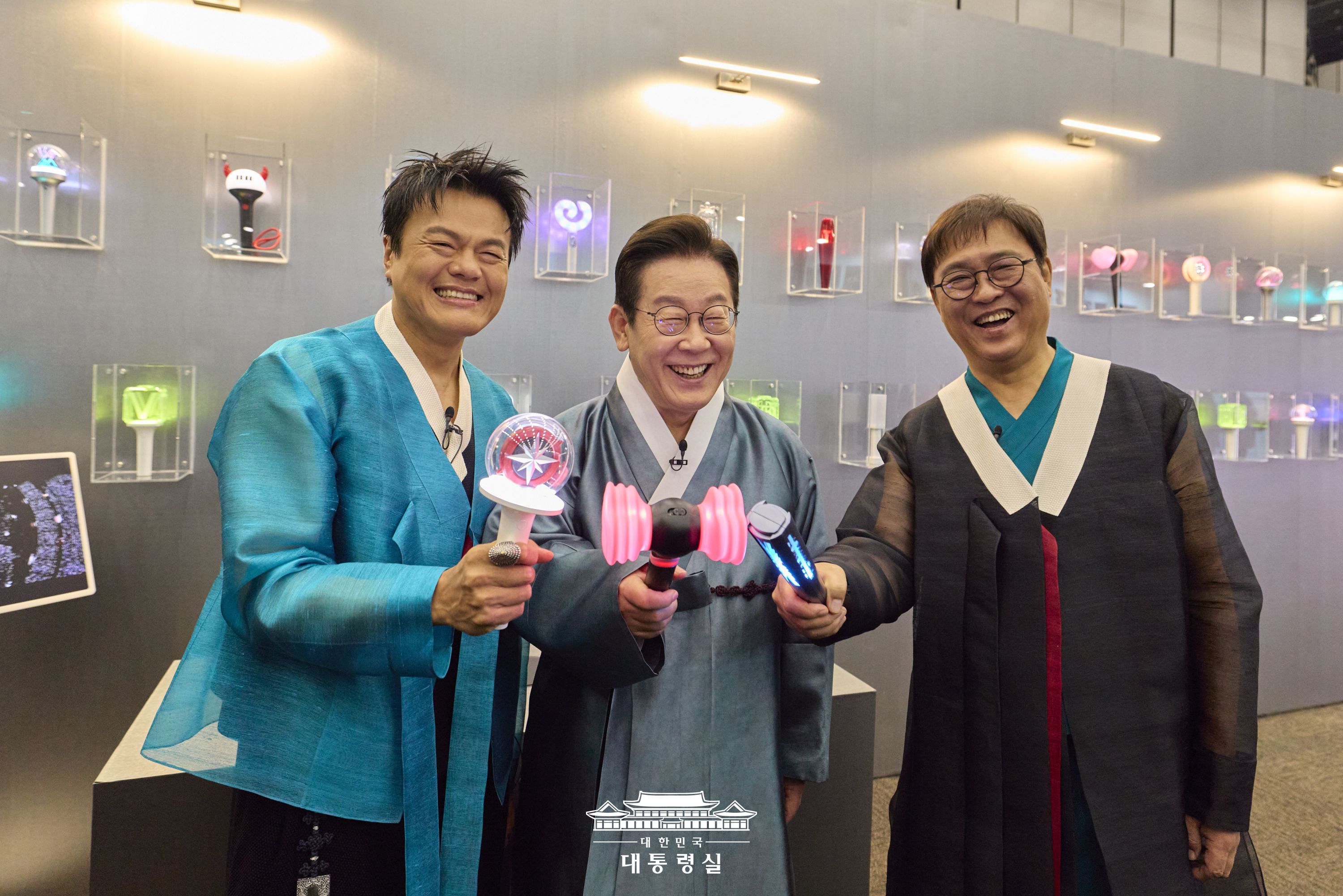  President Lee Jae Myung on Oct. 1 takes a photo at the appointment ceremony for members of the Presidential Committee on Popular Culture Exchange at the Korea International Exhibition Center in Goyang, Gyeonggi-do Province. From left are Park Jin-young, CEO of JYP Entertainment and the committee's co-chair, President Lee, and Minister of Culture, Sports and Tourism Chae Hwi-young, another chair of the body. (Office of the President) 