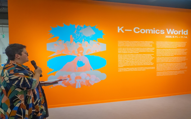 Dóra G. Fillinger leads free guided tours at the interactive K-Comics World webtoon exhibition in Budapest.