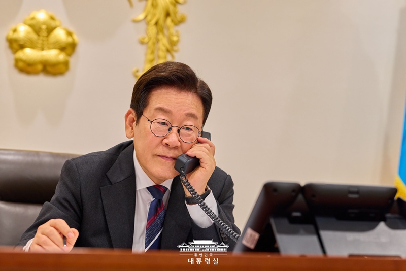 President Lee Jae Myung on Oct. 16 talks in his first phone call with Thai Prime Minister Anutin Charnvirakul. (Office of President)