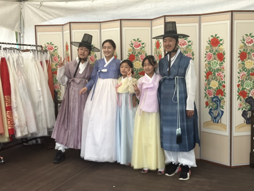 The Ministry of Culture, Sports and Tourism and the Korea Craft and Design Foundation from Oct. 21-26 will host Hanbok Culture Week featuring programs such as Hanbok wearing, exhibitions and fashion shows.