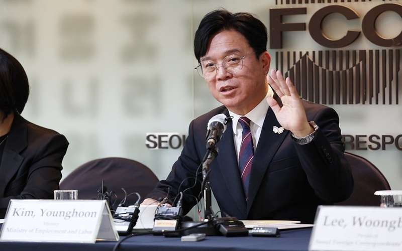 The government maintained its position despite strong pressure from major business lobbies. 