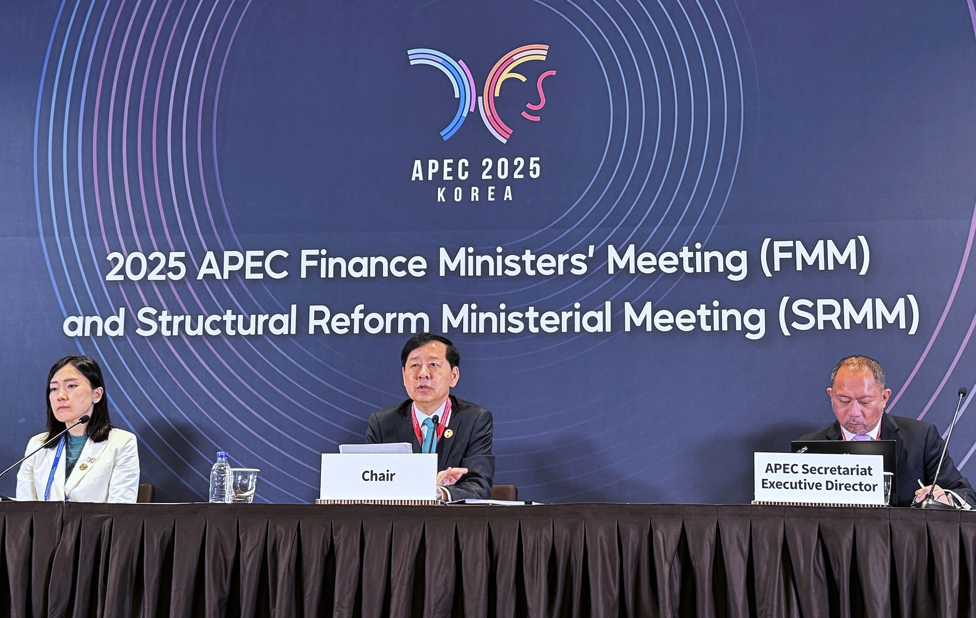  Minister of Economy and Finance Koo Yun Cheol (center) on Oct. 23 announces the results of the Asia-Pacific Economic Cooperation Structural Reform Ministerial Meeting at a joint news conference held at Inspire Entertainment Resort in Incheon. (Xu Aiying)  