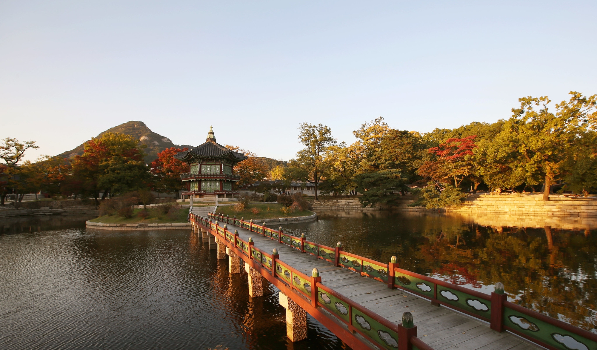 Gyeongbokgung Palace ranked first in a study conducted by the Seoul Metropolitan Government on the most popular tourist attractions in the capital in October last year based on the number of mentions on social media and mobile phone usage data. Shown is Hyangwonjeong Pavilion within the palace compound. (Korea.net DB)
