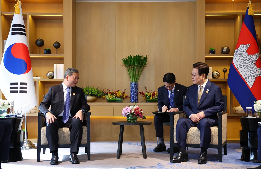 ▲ 이재명 대통령(오른쪽)과 훈 마네트 캄보디아 총리가 27일 말레이시아 쿠알라룸푸르 한 호텔에서 정상회담을 하고 있다. 연합뉴스